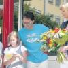 Emil und Lea-Marie bedankten sich im Namen aller Viertklässler bei ihrer scheidenden Rektorin Brigitte Bleimeir (rechts). Konrektor Karsten Weigl bleibt weiterhin an der Grundschule Nord. 