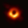 Mit insgesamt acht Einzel-Teleskopen hat ein internationales Astronomen-Team 2019 erstmals ein Schwarzes Loch fotografieren können.