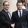 Emmanuel Macron und Francois Hollande begrüßen einander am Elysée-Palast. 
