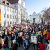 Etwa 1300 Menschen haben nach Angaben der Polizei am Samstagnachmittag in Dillingen gegen Rechtsextremismus und für Menschlichkeit demonstriert. Die Kundgebung fand auf dem Ulrichsplatz statt. 