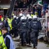Einsatzkräfte der Polizei mussten beim Spiel auf St. Pauli in den Hannoveraner Fanblock.