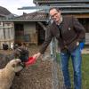 Peter Zerle ist Professor an der Hochschule Weihenstephan und Fachmann für Nachhaltigkeit. Zu Hause in Schmiechen hält er Schafe zum Abweiden des Grases. 