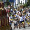 Etwa 750 Mitwirkende zogen beim großen Festumzug zum Dorfjubiläum durch Adelsried. Tagelang feierten Tausende beim wohl größten Fest in der Geschichte von Adelsried.
