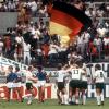Andreas Brehme begann seine Fußballkarriere 1981 beim 1. FC Kaiserslautern, 1986 wechselte er für die damalige Rekordsumme von zwei Millionen DM zum FC Bayern. Auf dem Bild feiert sein Team Brehmes Freistoßtor im WM-Halbfinale gegen Frankreich 1986.