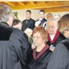Durch Gebet und Auflegen der Hände berief Regionalbischof Michael Grabow (links) die Dinkelscherbenerin Susanne Reitz (Mitte) in ihr Amt als Prädikantin der evangelisch-lutherischen Kirche. 