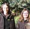 Ihre Aufgabe besteht darin, für die Belange des Naturparks Augsburg-Westliche Wälder zu sensibilisieren. Carolin Rolle (rechts) und Johanna Völkel wollen das mit den Menschen vor Ort erreichen.