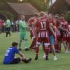 Unterschiedliche Gefühlswelten: Während die Akteure und Fans des SV Echsheim den Aufstieg in die Kreisliga feiern, ist Burgheims Maximilian Reinold (links) nach dem feststehenden Abstieg die Enttäuschung deutlich anzusehen.  