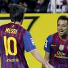 Xavi (rechts) hat seinen Vertrag beim FC Barcelona bereits verlängert,  Lionel Messi bejubeln das 1:0 gegen den FC Sevilla. Foto: Julio Munoz dpa