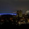 Das Berliner Olympiastadion wird im Gedenken an den verstorbenen Vereinspräsidenten von Hertha BSC Kay Bernstein blau-weiß beleuchtet.