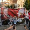 Bejubeln vor der Hagia Sophia in Istanbul die Entscheidung ihres Präsidenten: Anhänger von Recep Tayyip Erdogan.