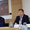 Bei der Pressekonferenz stellten (von links) Jürgen Busse (Vorstandsvorsitzender des Stiftungskrankenhauses Nördlingen), Stefan Rößle (Landrat im Donau-Ries), Markus Müller (Landrat Dillingen) und Sonja Greschner (Geschäftsführerin der Kreiskliniken Dillingen-Wertingen) und Bernhard Kuch die neue Kooperation vor. 