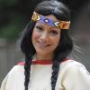 2013 ließ noch eine Schauspielerin ihre Hüllen fallen: Radost Bokel war ein Jahr vorher im Dschungelcamp und posiert hier ganz züchtig als Indianerin auf den Karl-May-Festspielen.
