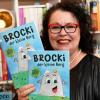 Gabriele Mühlbauer mit ihrem neuen Kinderbuch "Brocki, der kleine Berg", das im Wißner Verlag erschienen ist.