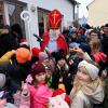 Der Nikolaus war für viele Kinder der Stargast auf dem Weihnachtsmarkt in Zusmarshausen. 