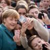 Selbstporträt mit der Kanzlerin: Angela Merkel prägte eine ganze Generation junger Menschen.