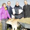 Werben für ein gutes Miteinander von Hundehaltern und Landwirten: (von lins) Kreisbäuerin Christine Ade, Landrat Thorsten Freudenberger, Matthias Letzing vom Bauernverband und Landwirt Andreas Wöhrle. 	