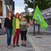 Mit sichtlicher Freude hält Margit Stapf (rechts), frisch gewählte Bürgermeister-Kandidatin für Bündnis 90/Die Grünen, die Fahne hoch. Die Ortssprecherinnen der Partei (von links: Heuke Uhrig und Agner Zimmermann) teilen ihre Begeisterung. 	
