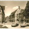 Früher üblich, heute undenkbar: Autos, die am Marktplatz direkt vor Sankt Georg parken. Schon oft wurde in Nördlingen über den Verkehr in der Altstadt diskutiert, Ende der 70er Jahre wurde ein Gesamtverkehrsplan erstellt.