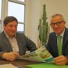 Machen sich gemeinsam Gedanken über die Weiterentwicklung des Klimaschutzkonzepts in Günzburg: Oberbürgermeister Gerhard Jauernig und Klimaschutzmanager Roman Holl. 	 	