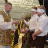 Blindes Vertrauen in ihren Seelsorger zeigten drei Sielenbacher Burschen, als ihnen Pater Michael eine Dortmund-Fahne in die Hand drückte.