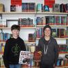 Simon Krois (links) und Fabian Späth (rechts) aus der 6d freuen sich über die neue Bücherei und die große Bücherauswahl.