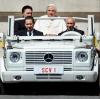 Der Kammerdiener von Papst Benedikt XVI., Paolo Gabriele, sitzt vor Papst Benedikt XVI in Rom im Papamobil. In der Enthüllungsaffäre «Vatileaks» muss sich der beschuldigte Kammerdiener von Papst Benedikt XVI. wegen schweren Diebstahls vor Gericht verantworten. 