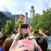 Touristen aus aller Welt zieht es nach Neuschwanstein. Auch bei chinesischen Touristen ist das Schloss beliebt. 