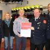 Firmenchef Wolfgang Haberl (Mitte) mit der Urkunde, die seinen Betrieb als „Partner der Feuerwehr“ auszeichnet: (von links) Kreisbrandinspektor Klaus Hartwig, Inge Gulden, stellvertretende Bürgermeisterin, Haberl, Kreisbrandinspektor Christian Happach, und Stefan Limmer, Feuerwehrkommandant und Mitarbeiter in Haberls Firma. 	