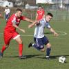 Hollenbachs Frederik Meissner (rechts gegen Aindlings Patrick Stoll) erzielte beim 1:0-Derbyerfolg den goldenen Treffer. Jetzt muss die Elf vom Krebsbachtal in Adelzhausen gleich im nächsten Derby ran. Ob ein Treffer gegen Torjäger Dominik Müller und Co. ausreicht?