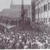 Auf dem Werksgelände der MAN kam es am 8. November 1918 zu einer Massenversammlung der Arbeiter. Aus Wut über einen Aufruf, weiterhin für den Sieg Deutschlands zu produzieren, drohen sie damit, die Arbeit niederzulegen. Am selben Tag wird in Augsburg ein Arbeiter- und Soldatenrat gebildet. 	