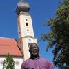 Pfarrer Henry Sserwaniko Nganda hilft gerade in der Pfarreiengemeinschaft Pfaffenhausen aus und hält am Mittwoch, 11. September, einen Vortrag über seine Heimat Uganda, wo er verschiedene Schulen betreibt.