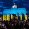 Das Brandenburger Tor wird bei einer Solidaritäts-Demonstration für die Ukraine angeleuchtet.