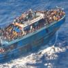 Zahlreiche Menschen sind an Bord des Fischerboots zu sehen, das später vor Südgriechenland kenterte und sank.
