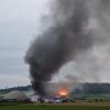 Dicke Rauchwolken bildeten sich am Montagmorgen beim Brand dieser Gerätehalle neben einer Biogasanlage in  Deisenhofen. Etwa 80 Helfer der Feuerwehren waren im Einsatz. 