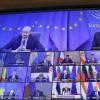 Ein Bildschirm zeigt Charles Michel (links, oben), Präsident des Europäischen Rates, der per Video an einem EU-Sondergipfel teilnimmt.