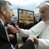 Ein Kindheitstraum ging für den Aichacher Stadtpfarrer Herbert Gugler im November 2017 in Erfüllung, als er bei einer Audienz Papst Franziskus die Hand geben konnte. Nun hat Gugler auch den Besuch der Lebenshilfe-Sternsinger im Vatikan eingefädelt. Archivbild