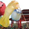 Asiatischen Flair zauberten die Windfiguren aus Seide ins Legoland. Dort wurde am Wochenende die neue „Ninjago World“ eröffnet. 