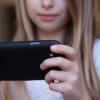 Im Internet werden Kinder immer wieder mit Gewaltvideos konfrontiert. In Augsburg ist die Zahl der Smartphone-Besitzer im Kindesalter zuletzt massiv gestiegen.