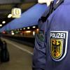 Die Bundespolizei hat in Augsburg einen Schwarzfahrer im ICE festgenommen. Der Mann wehrte sich jedoch und stieß eine 19-jährige Polizistin aus dem Zug.