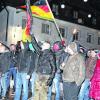 Vor einem Jahr: Der Obergünzburger Bürgermeister Lars Leveringhaus stellt sich den Demonstranten entgegen. Er wird aggressiv angegangen und beleidigt.