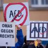 „Omas gegen Rechts“ sind in ganz Deutschland auf Demos unterwegs.