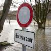 Die Uferpromenade ist vom Hochwasser überflutet.