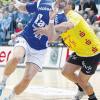 Zur Sache wird es auch Ende Juli in der Donauwörther Stauferparkhalle gehen, wenn Oliver Köhrmann mit dem TV Großwallstadt (links) gegen den HC Erlangen antritt. Unser Foto zeigt ihn im Zweikampf mit Marcus Schiech beim Bundesligaspiel gegen Eintracht Hildesheim.  