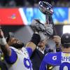 Aaron Donald (99) jubelt nach dem Sieg im Super Bowl LVI über die Vince-Lombardi-Trophäe. Seine Los Angeles Rams gewannen mit 23:20.