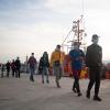 Eine Gruppe maghrebinischer Migranten wartet am Hafen in Malaga, nachdem sie von der spanischen Küstenwache im Mittelmeer gerettet wurde.