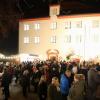 Viele Besucherinnen und Besucher genossen die Romantische Stimmung auf der Burgauer Schlossweihnacht.