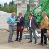 Die drei Bürgermeister Josef Schreier, Fabian Streit und Peter Kellerer (von links) übergeben die Zeitkapsel an Alfons Rauscher (links) von der Rauscher Bau GmbH. 