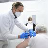 Die Senioren ab 80 werden im Landkreis Augsburg schriftlich benachrichtigt, dass sie sich impfen lassen könnten.