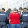 Die Polizei hinderte gestern Nachmittag die Bayern-Fans in der Bürgermeister-Fischer-Straße daran, zum Rathausplatz weiterzulaufen. 