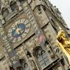 Protest gegen dritte Startbahn: Demonstranten der Bewegung "Plane Stupid Germany" entrollen am Mittwoch in München am Rathaus ein Banner mit der Aufschrift "Koa Dritte - Weltstadt mit Herz?". 